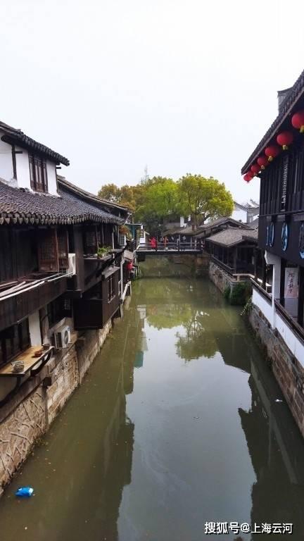 无限翻滚小球